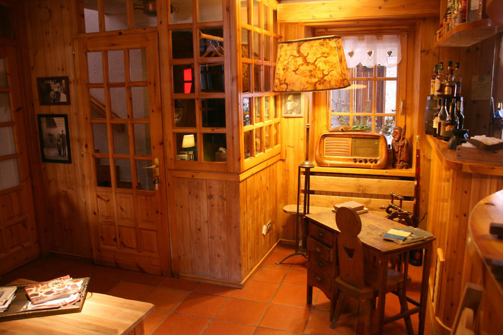 Hotel Petit Dahu - Chambres Et Restaurant Конье Экстерьер фото